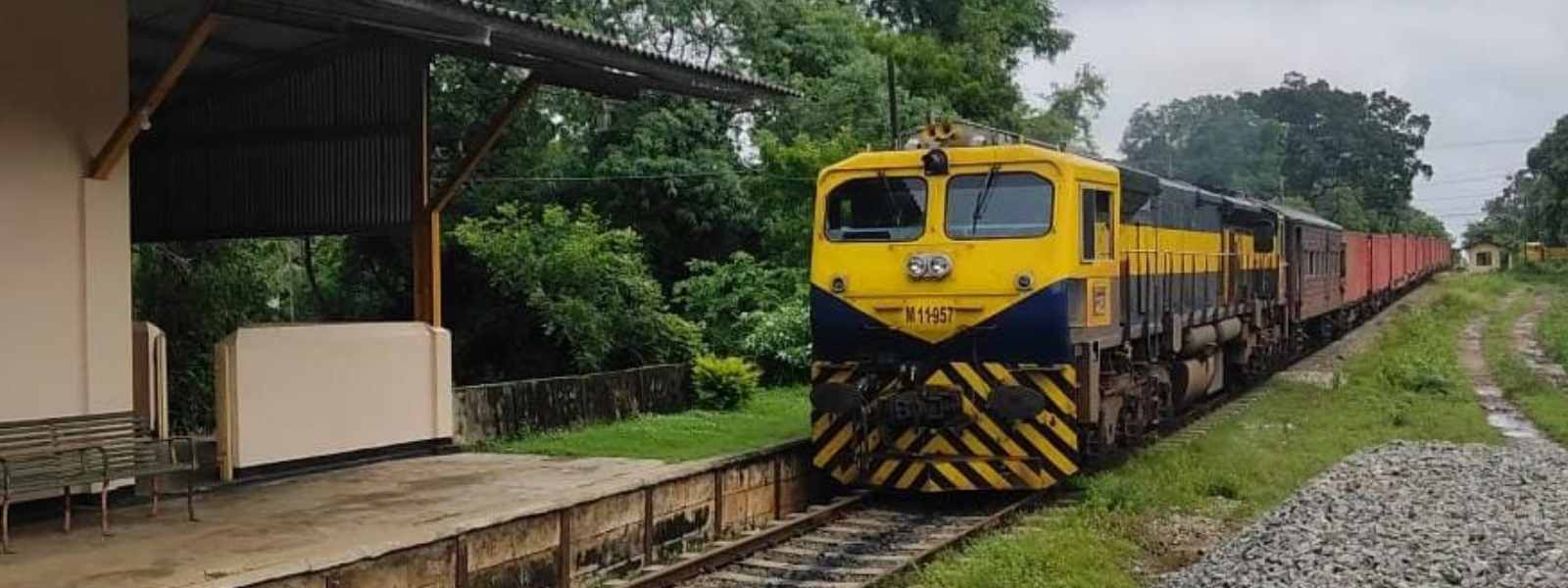 නැගෙනහිර දුම්රිය මාර්ගයේ කොටසක් යළි විවෘත කෙරේ.